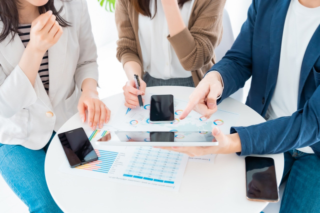 話し合うビジネスパーソンイメージ