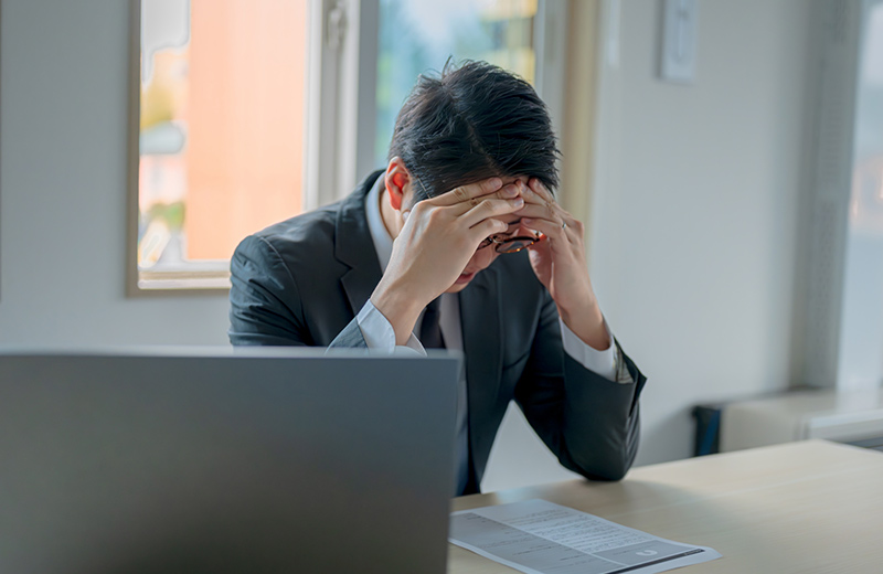 悩んでるビジネスパーソンのイメージ画像